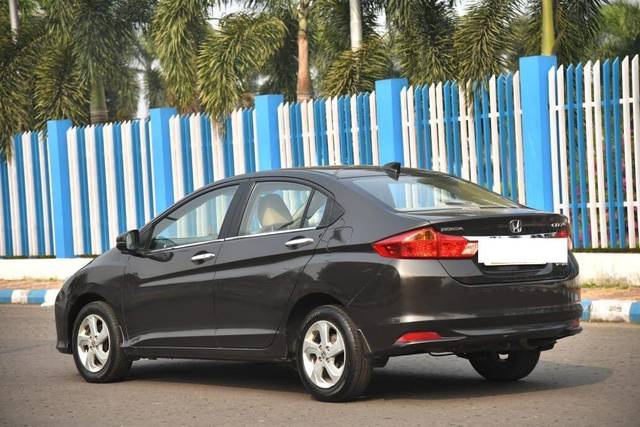 https://images10.gaadi.com/usedcar_image/3693970/original/processed_img2924364__used_car_2924364_1701451793.jpg?imwidth=6401