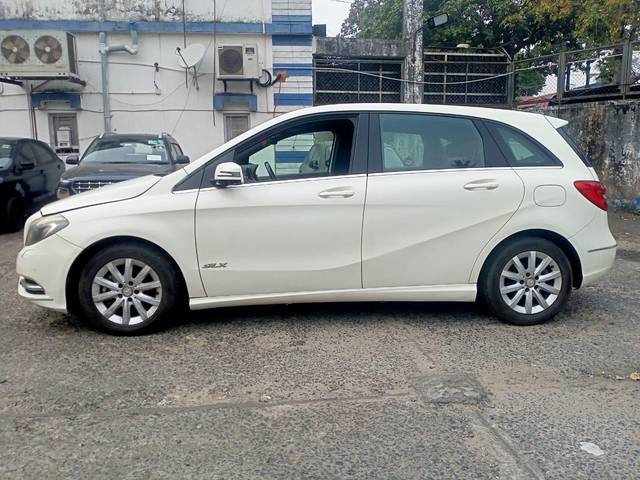 https://images10.gaadi.com/usedcar_image/3693985/original/processed_img2924375__used_car_2924375_1701246958.jpg?imwidth=6402