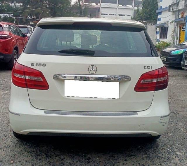 https://images10.gaadi.com/usedcar_image/3693985/original/processed_img2924375__used_car_2924375_1701246967.jpg?imwidth=6401