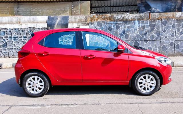 https://images10.gaadi.com/usedcar_image/3694037/original/processed_img2924406__used_car_2924406_1701248817.jpg?imwidth=6401