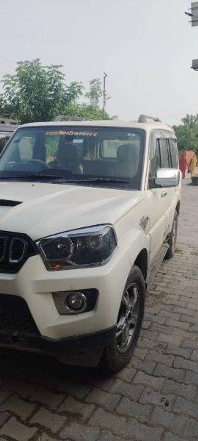 https://images10.gaadi.com/usedcar_image/3694064/original/processed_66050cc0-7e72-44bd-855d-7cbf43d14d6f.jpeg?imwidth=6402