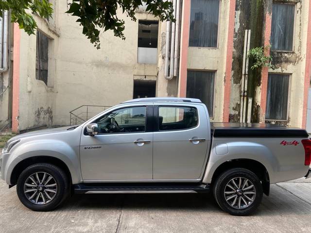 https://images10.gaadi.com/usedcar_image/3694070/original/processed_img2924425__used_car_2924425_1701249635.jpg?imwidth=6402