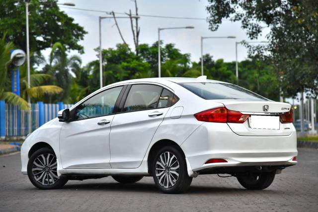https://images10.gaadi.com/usedcar_image/3694116/original/processed_img2924455__used_car_2924455_1701250495.jpg?imwidth=6402