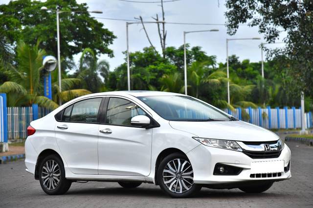 https://images10.gaadi.com/usedcar_image/3694116/original/processed_img2924455__used_car_2924455_1701250499.jpg?imwidth=6400