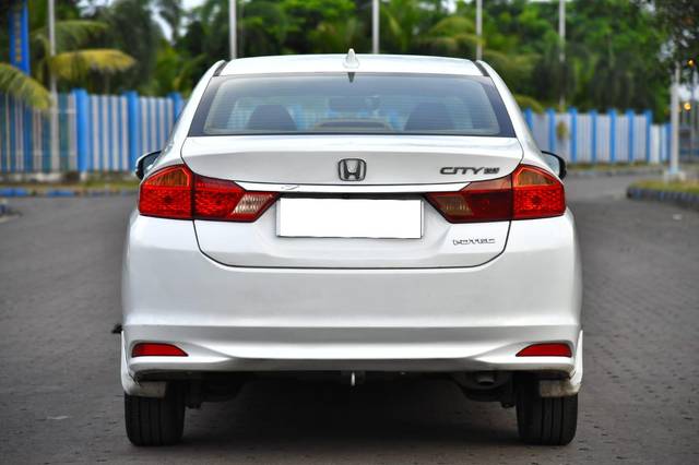 https://images10.gaadi.com/usedcar_image/3694116/original/processed_img2924455__used_car_2924455_1701250502.jpg?imwidth=6401