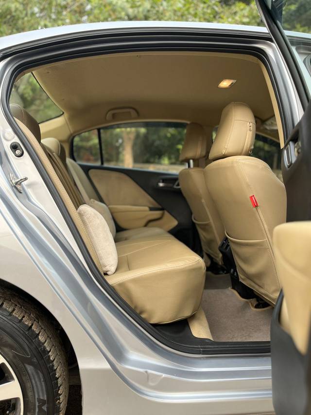 https://images10.gaadi.com/usedcar_image/3694139/original/img2924469__usedcar_11_8101701250793_1701250824.jpg?imwidth=6402
