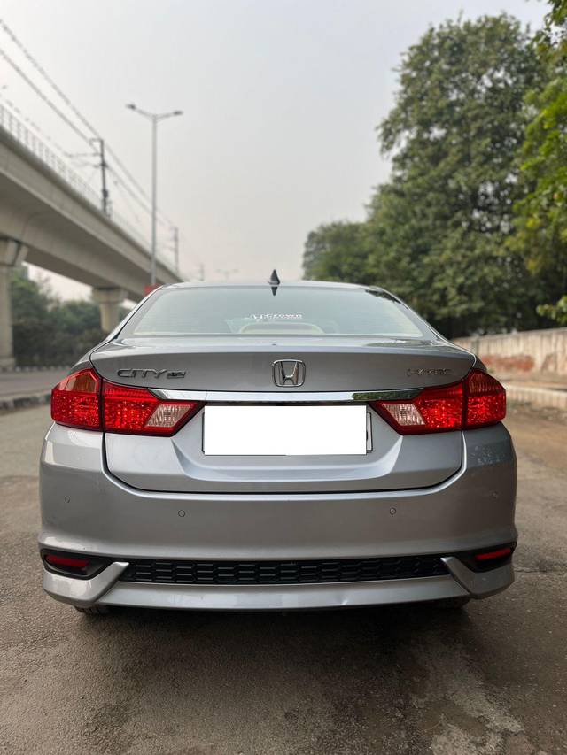 https://images10.gaadi.com/usedcar_image/3694139/original/processed_img2924469__usedcar_2_8101701250793_1701250823.jpg?imwidth=6401