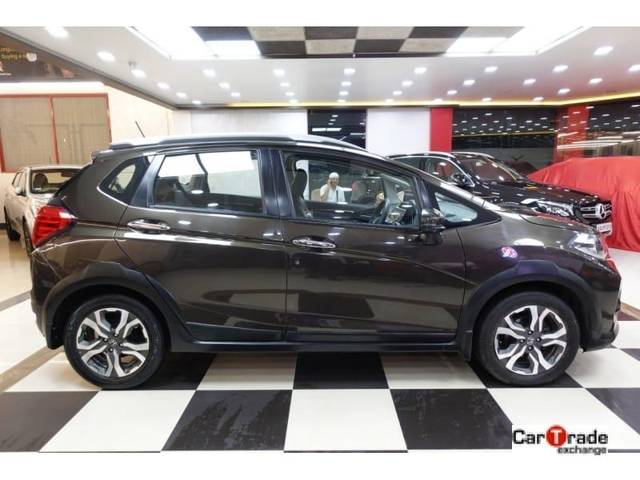 https://images10.gaadi.com/usedcar_image/3694184/original/processed_img2924493__used_car_2924493_1701252991.jpg?imwidth=6401