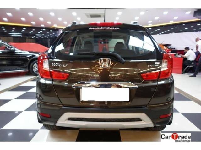 https://images10.gaadi.com/usedcar_image/3694184/original/processed_img2924493__used_car_2924493_1701252995.jpg?imwidth=6402