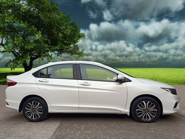 https://images10.gaadi.com/usedcar_image/3694196/original/img2924503__used_car_2924503_1701253617.jpg?imwidth=6402