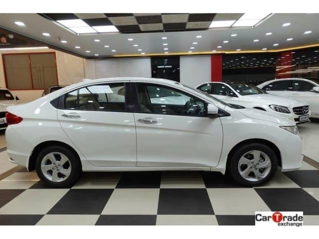 https://images10.gaadi.com/usedcar_image/3694245/original/processed_processed_img2924543__used_car_2924543_1701254767.jpg?imwidth=6401
