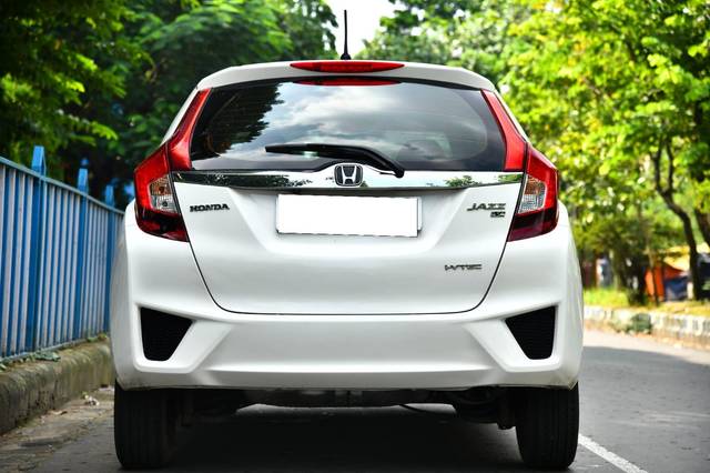 https://images10.gaadi.com/usedcar_image/3694272/original/processed_img2924561__used_car_2924561_1701256004.jpg?imwidth=6402