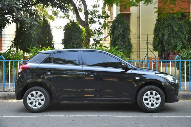 https://images10.gaadi.com/usedcar_image/3694286/original/processed_img2924565__used_car_2924565_1701256371.jpg?imwidth=6401