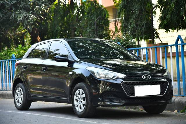 https://images10.gaadi.com/usedcar_image/3694286/original/processed_img2924565__used_car_2924565_1701256376.jpg?imwidth=6400