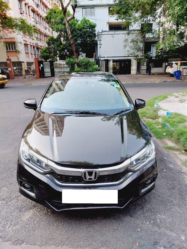 https://images10.gaadi.com/usedcar_image/3694415/original/processed_img2924644__used_car_2924644_1701259442.jpg?imwidth=6402