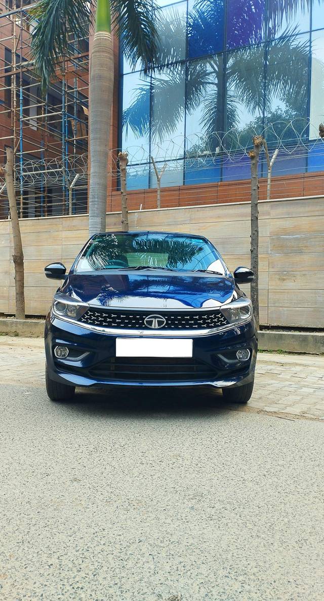 https://images10.gaadi.com/usedcar_image/3694438/original/processed_img2924662__used_car_2924662_1701259897.jpg?imwidth=6402