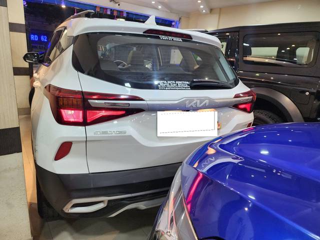 https://images10.gaadi.com/usedcar_image/3694459/original/processed_img2924680__used_car_2924680_1701323030.jpg?imwidth=6402
