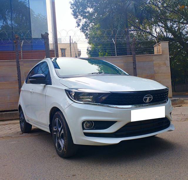 https://images10.gaadi.com/usedcar_image/3694461/original/processed_img2924682__used_car_2924682_1701312315.jpg?imwidth=6400