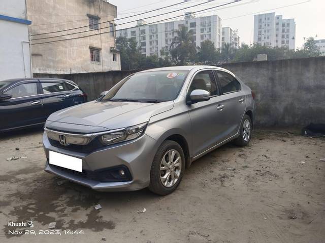 https://images10.gaadi.com/usedcar_image/3694608/original/processed_img2924774__usedcar_whatsappimage2023_11_29at24928pm_2924774_1701516148.jpeg?imwidth=6402