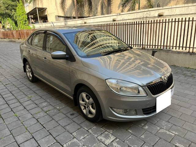 https://images10.gaadi.com/usedcar_image/3694617/original/processed_img2924778__used_car_2924778_1701332421.jpg?imwidth=6400
