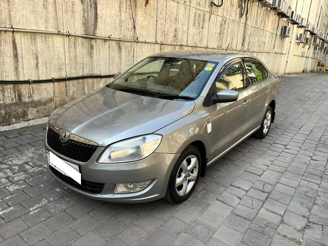 https://images10.gaadi.com/usedcar_image/3694617/original/processed_img2924778__used_car_2924778_1701332423.jpg?imwidth=6402