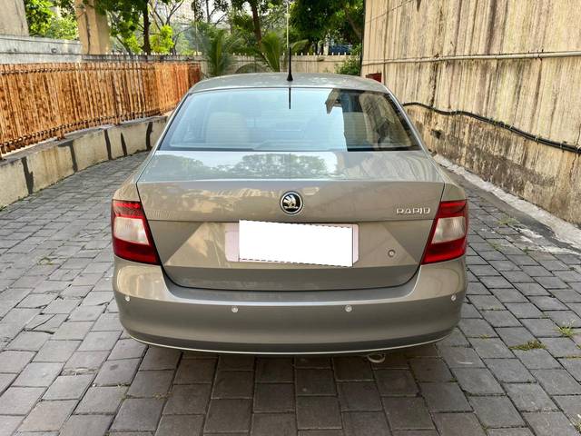 https://images10.gaadi.com/usedcar_image/3694617/original/processed_img2924778__used_car_2924778_1701332429.jpg?imwidth=6401