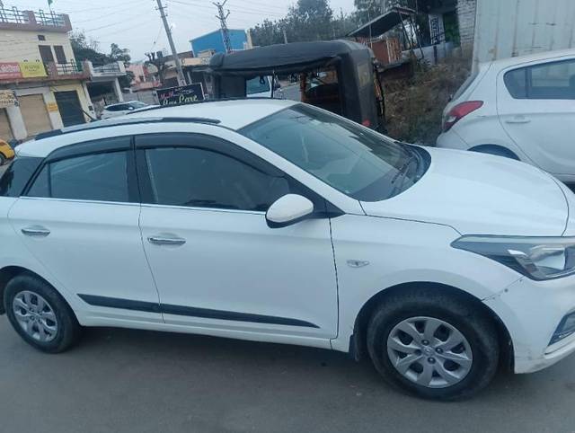 https://images10.gaadi.com/usedcar_image/3694830/original/processed_7cabee53-a26b-4e41-882d-02580e1b22c0.jpg?imwidth=6401