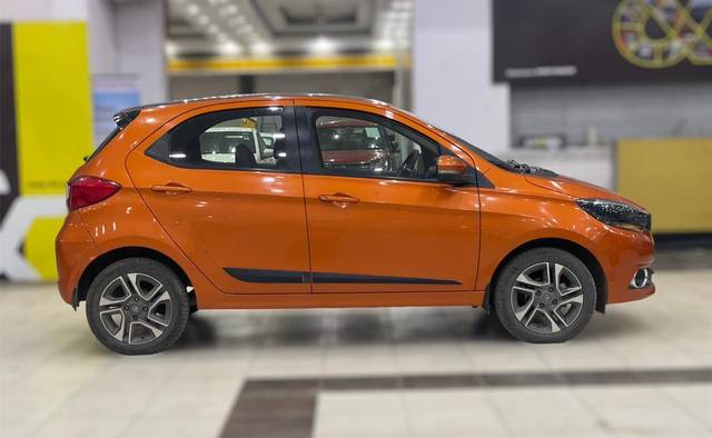 https://images10.gaadi.com/usedcar_image/3695322/original/processed_img2924974__used_car_2924974_1701331111.jpg?imwidth=6401