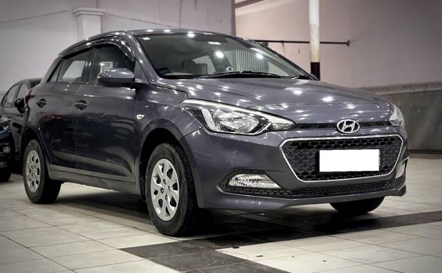 https://images10.gaadi.com/usedcar_image/3695334/original/processed_img2924979__used_car_2924979_1701330654.jpg?imwidth=6400