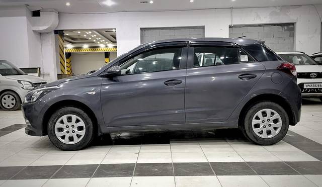 https://images10.gaadi.com/usedcar_image/3695334/original/processed_img2924979__used_car_2924979_1701331148.jpg?imwidth=6402