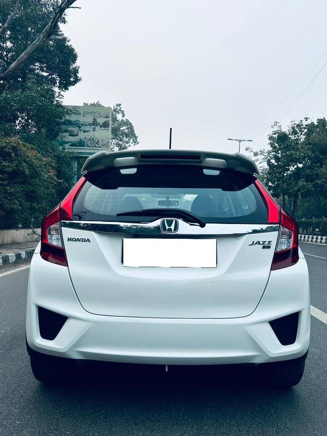https://images10.gaadi.com/usedcar_image/3695398/original/processed_img2925012__used_car_2925012_1701431224.jpg?imwidth=6402