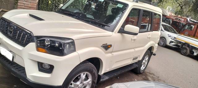 https://images10.gaadi.com/usedcar_image/3695404/original/processed_img2925018__usedcar_photo_2023_11_30_12_10_47_2__2925018_1701329246.jpg?imwidth=6400