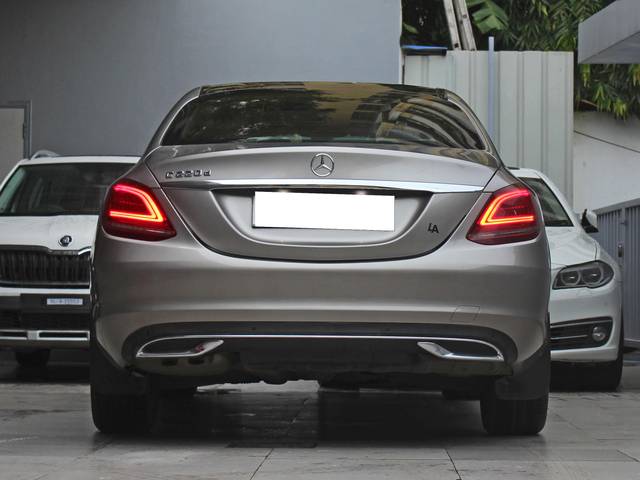https://images10.gaadi.com/usedcar_image/3695447/original/processed_img2925044__usedcar_5_92171701329155_1701329163.jpg?imwidth=6402