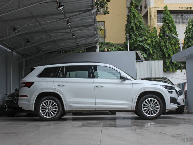 https://images10.gaadi.com/usedcar_image/3695508/original/img2925083__usedcar_3_92171701330463_1701330471.jpg?imwidth=6401