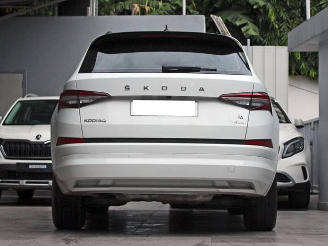 https://images10.gaadi.com/usedcar_image/3695508/original/processed_img2925083__usedcar_5_92171701330463_1701330471.jpg?imwidth=6402