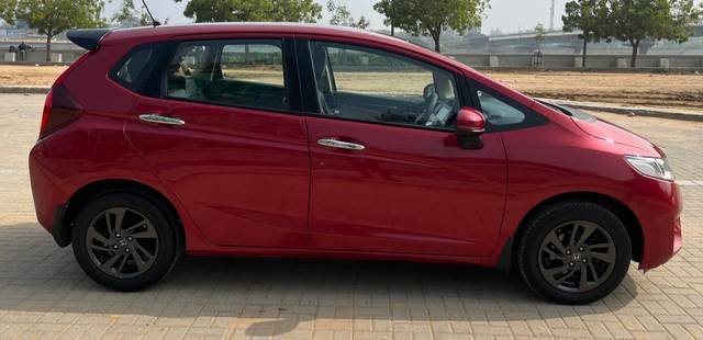 https://images10.gaadi.com/usedcar_image/3695514/original/img2925087__usedcar_9_2925087_1701331835.jpg?imwidth=6401