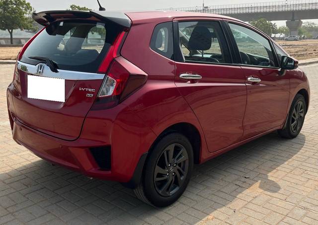 https://images10.gaadi.com/usedcar_image/3695514/original/processed_img2925087__usedcar_14_2925087_1701331841.jpg?imwidth=6402