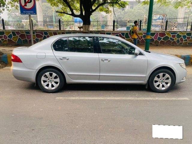 https://images10.gaadi.com/usedcar_image/3695561/original/processed_img2925122__used_car_2925122_1701331872.jpg?imwidth=6401
