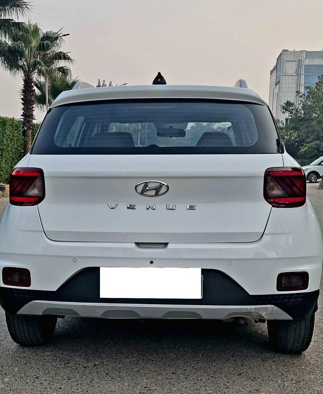 https://images10.gaadi.com/usedcar_image/3695569/original/processed_img2925128__used_car_2925128_1701332022.jpg?imwidth=6401