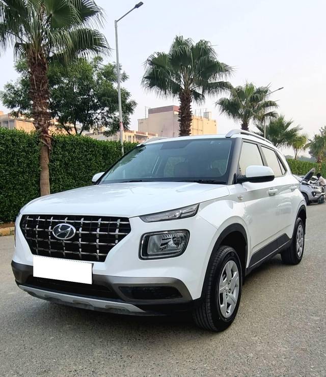 https://images10.gaadi.com/usedcar_image/3695569/original/processed_img2925128__used_car_2925128_1701332034.jpg?imwidth=6402