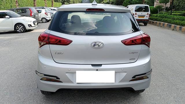 https://images10.gaadi.com/usedcar_image/3695587/original/processed_img2925141__used_car_2925141_1701332359.jpg?imwidth=6402