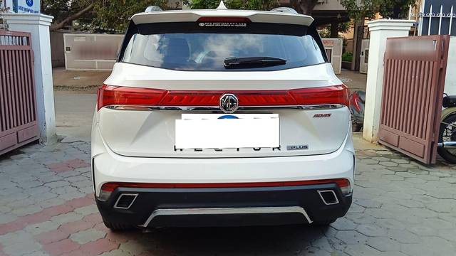 https://images10.gaadi.com/usedcar_image/3695662/original/processed_img2925191__usedcar_19_5701701333460_1701333481.jpeg?imwidth=6402