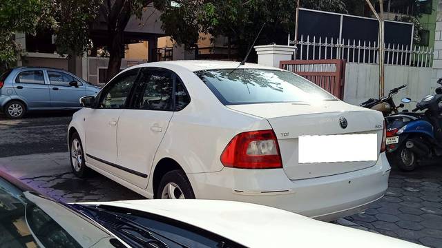 https://images10.gaadi.com/usedcar_image/3695674/original/processed_img2925197__usedcar_12_5701701333839_1701333875.jpeg?imwidth=6402