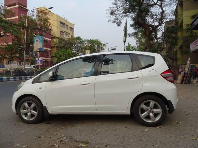 https://images10.gaadi.com/usedcar_image/3695711/original/processed_img2925216__usedcar_3_2471701334757_1701334776.jpeg?imwidth=6402