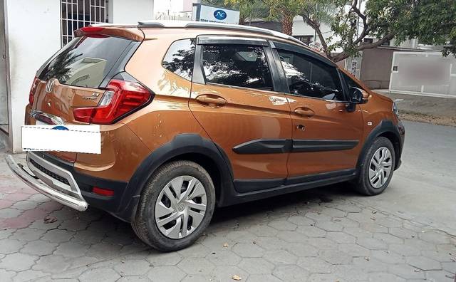 https://images10.gaadi.com/usedcar_image/3695730/original/processed_img2925225__usedcar_16_5701701335410_1701335470.jpeg?imwidth=6401