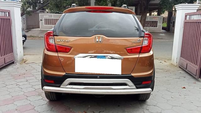 https://images10.gaadi.com/usedcar_image/3695730/original/processed_img2925225__usedcar_17_5701701335410_1701335471.jpeg?imwidth=6402