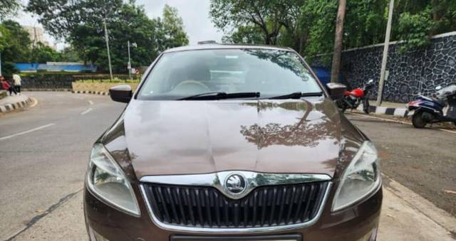 https://images10.gaadi.com/usedcar_image/3695870/original/processed_img2925305__used_car_2925305_1701339933.jpg?imwidth=6400