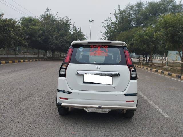 https://images10.gaadi.com/usedcar_image/3696081/original/processed_img2925430__used_car_2925430_1701346359.jpg?imwidth=6402