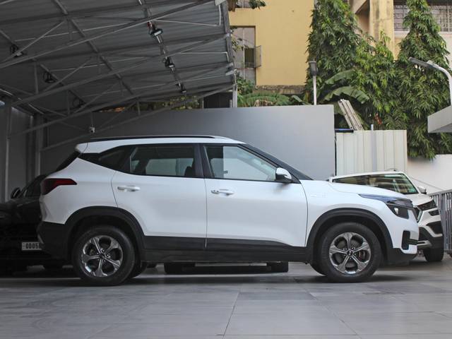 https://images10.gaadi.com/usedcar_image/3696238/original/processed_img2925530__usedcar_3_92171701350269_1701350275.jpg?imwidth=6401