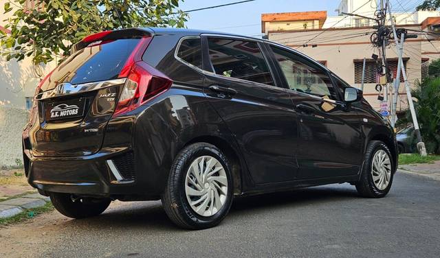 https://images10.gaadi.com/usedcar_image/3696273/original/processed_img2925552__used_car_2925552_1701351135.jpg?imwidth=6402